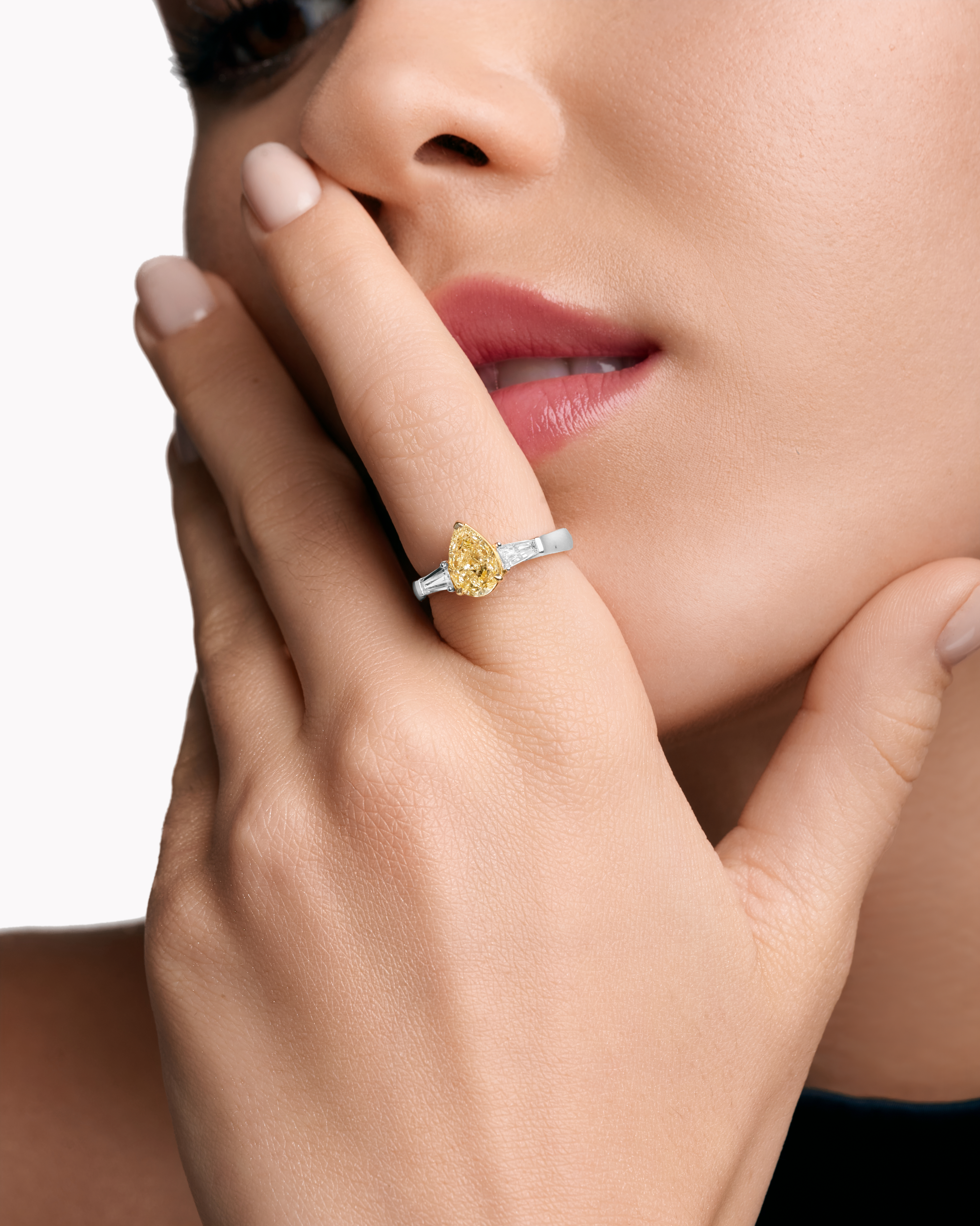 Каблучка з жовтим діамантом огранки груша Apex
