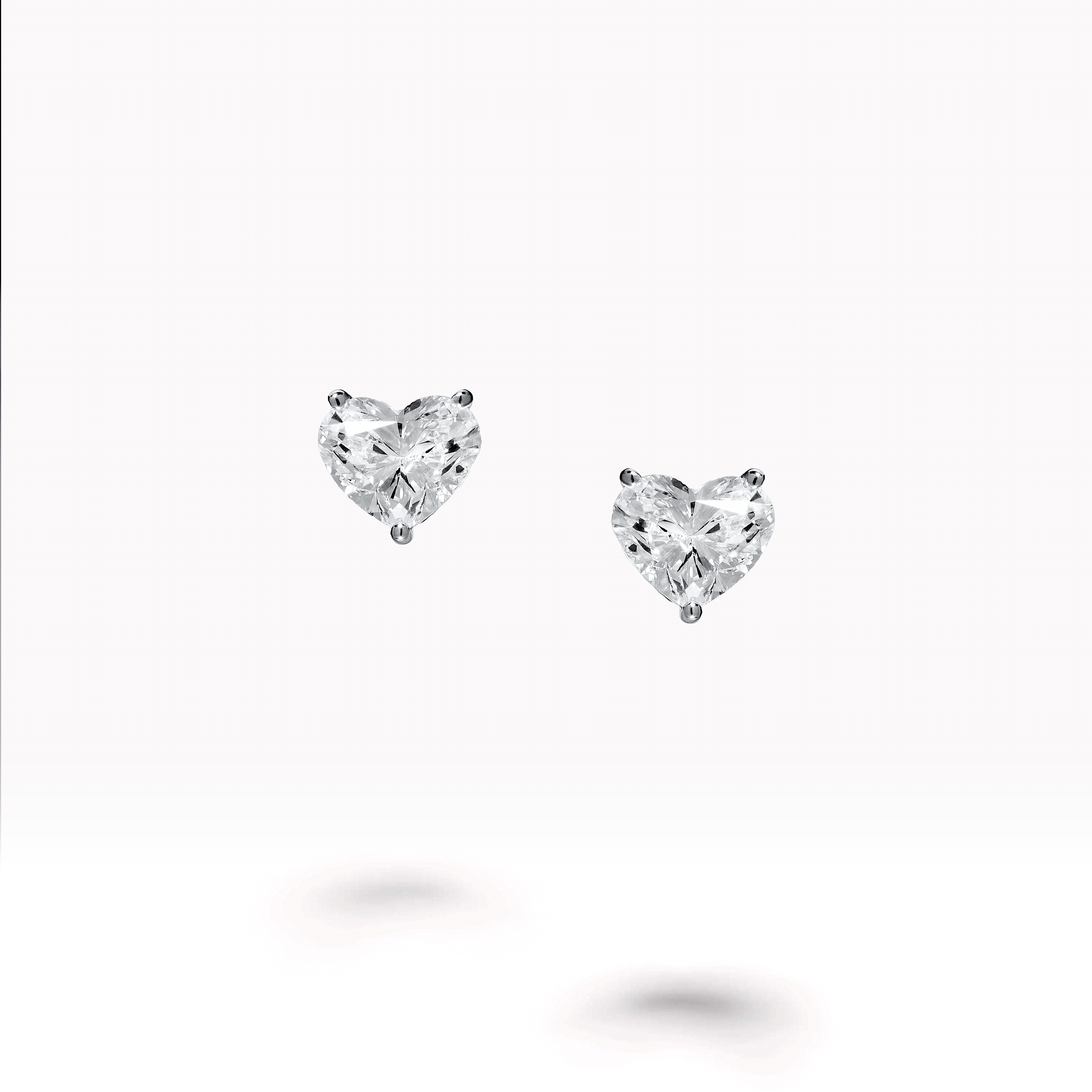 Сережки з білого золота з діамантами серце Base