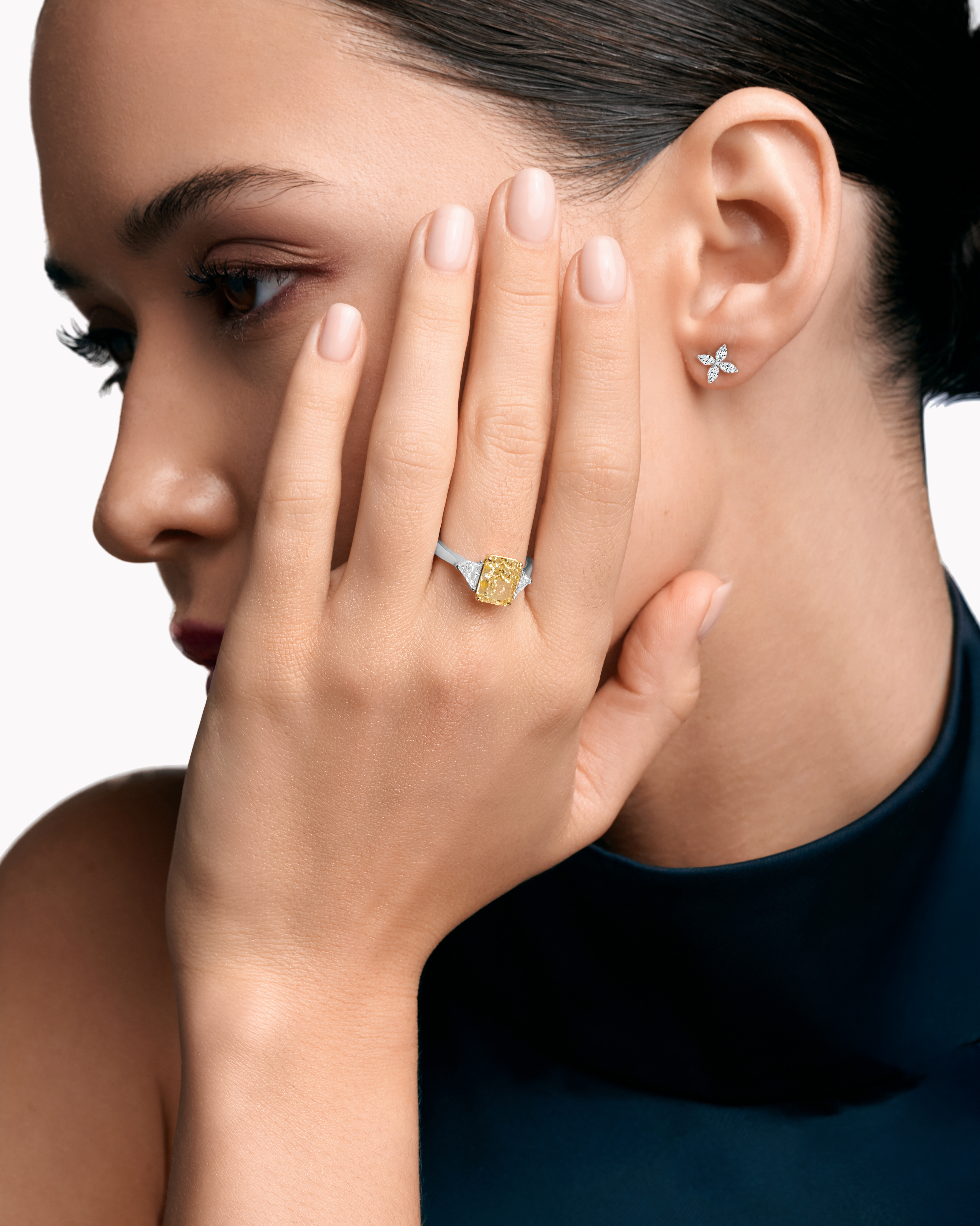 Каблучка з діамантом огранки кушон Apex